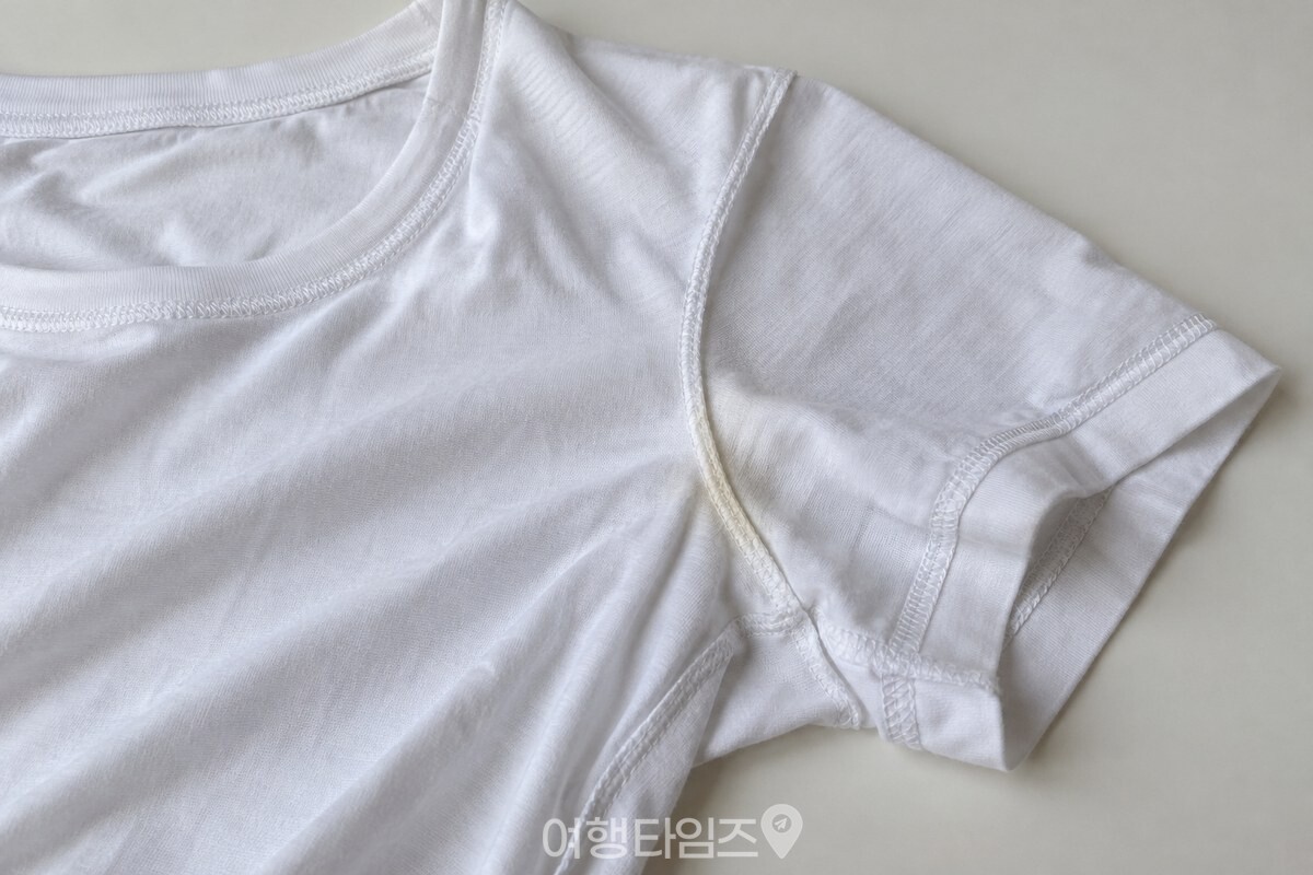 겨드랑이 안쪽에만 옅은 누런 테두리가 보이는 흰 면 티셔츠 / 기사 이해를 돕기 위한 생성형 이미지