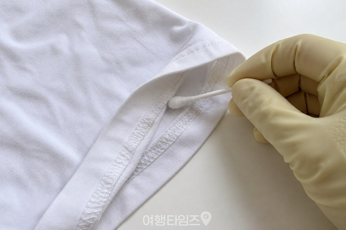 티셔츠 밑단 안쪽 솔기에 면봉으로 소량을 시험하는 모습 / 기사 이해를 돕기 위한 생성형 이미지