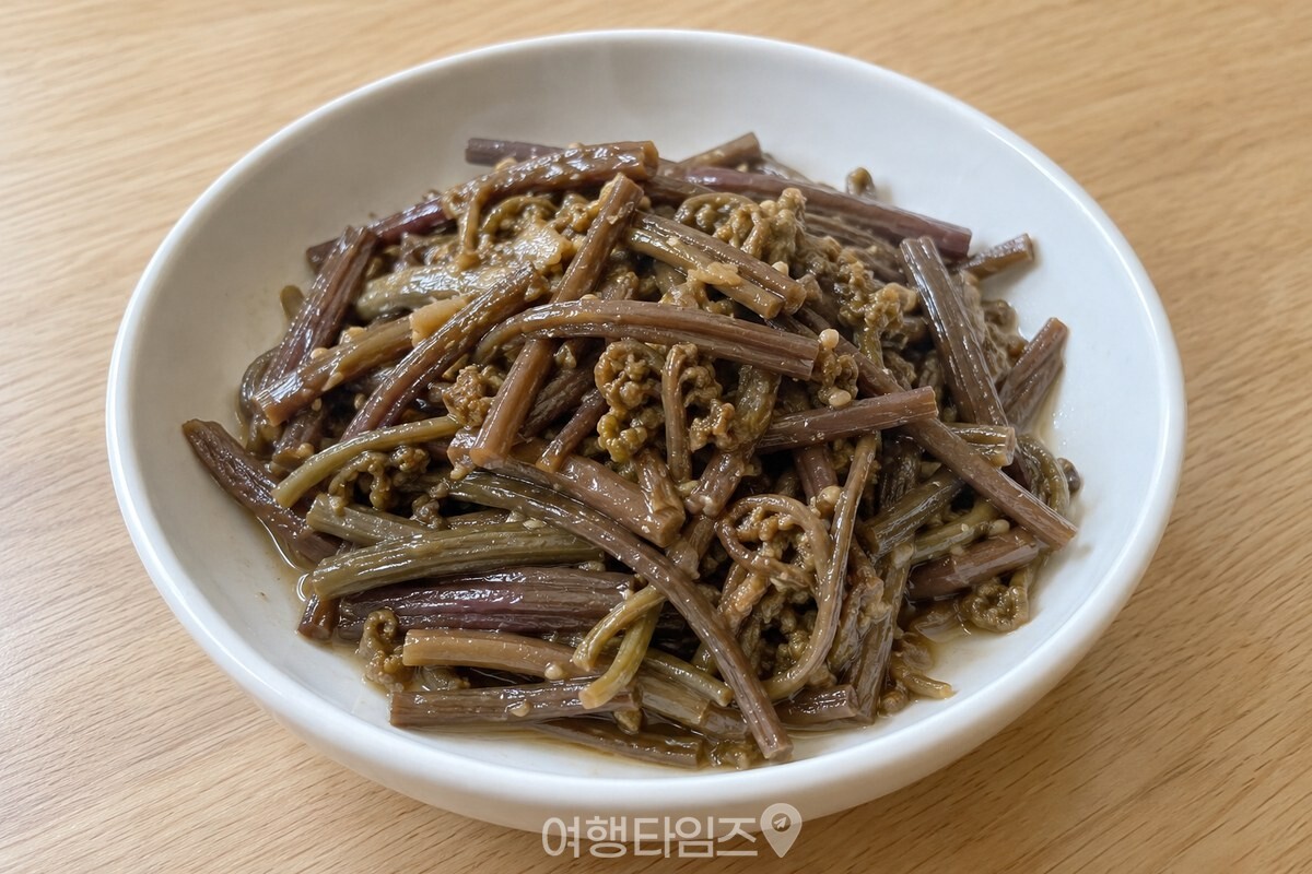 촉촉하게 볶아 낸 고사리나물 한 접시 / 기사 이해를 돕기 위한 생성형 이미지