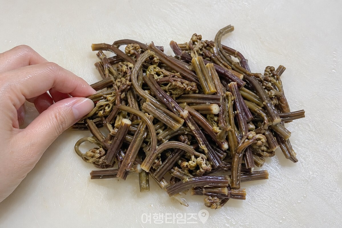 물기를 짜 먹기 좋게 자른 삶은 고사리 / 기사 이해를 돕기 위한 생성형 이미지