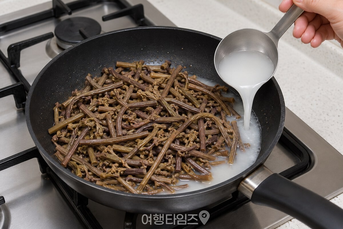 고사리볶음 팬 가장자리로 쌀뜨물을 붓는 모습 / 기사 이해를 돕기 위한 생성형 이미지