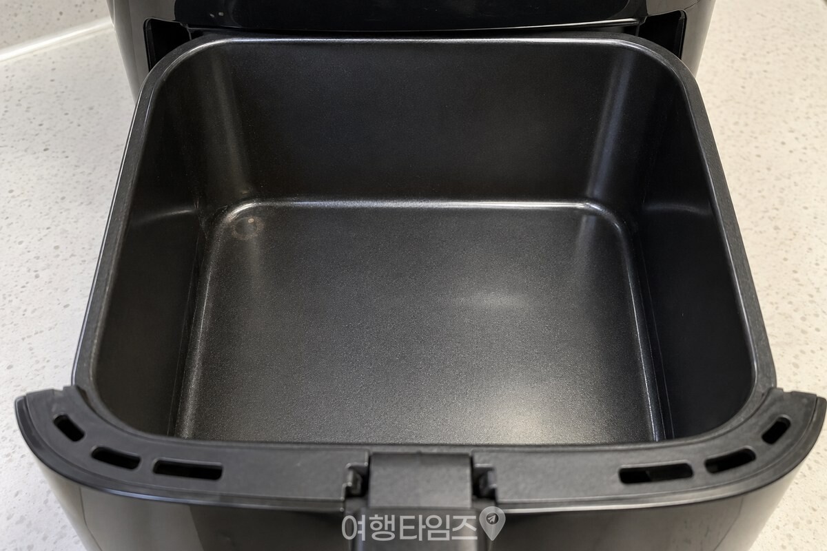 바스켓을 뺀 에어프라이어 서랍 안쪽 벽 / 기사 이해를 돕기 위한 생성형 이미지