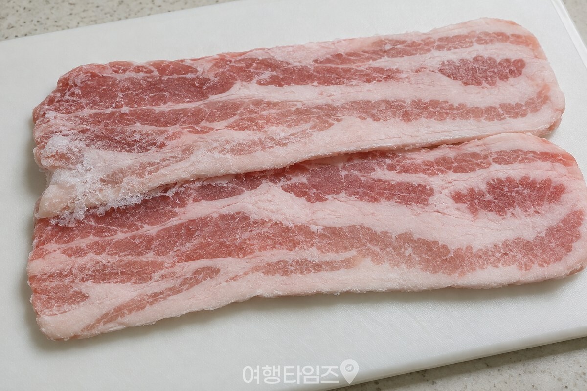 서로 겹쳐 붙은 냉동 삼겹살 표면을 가까이에서 보여 주는 모습 / 기사 이해를 돕기 위한 생성형 이미지