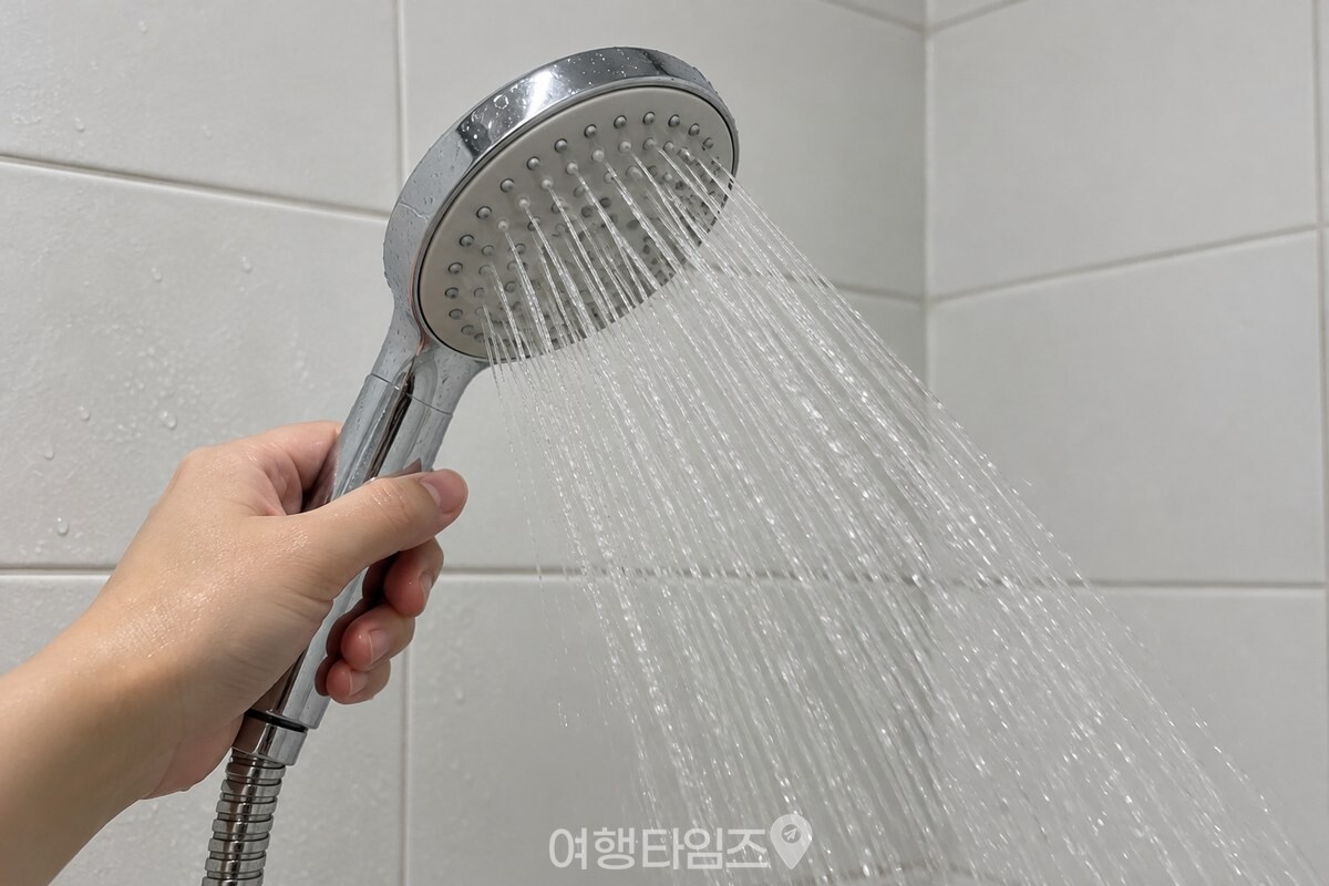 고르게 퍼지는 물줄기의 크롬 샤워기 헤드 / 기사 이해를 돕기 위한 생성형 이미지
