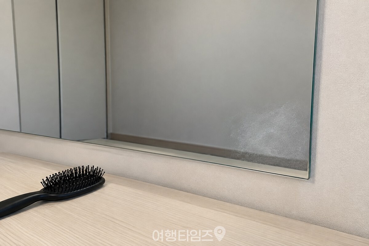 화장대 거울 아랫부분에 옅은 뿌연 막이 보이는 모습 / 기사 이해를 돕기 위한 생성형 이미지