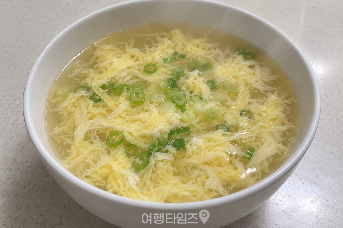 노란 달걀 가닥이 고르게 퍼진 계란국 한 그릇 / 기사 이해를 돕기 위한 생성형 이미지