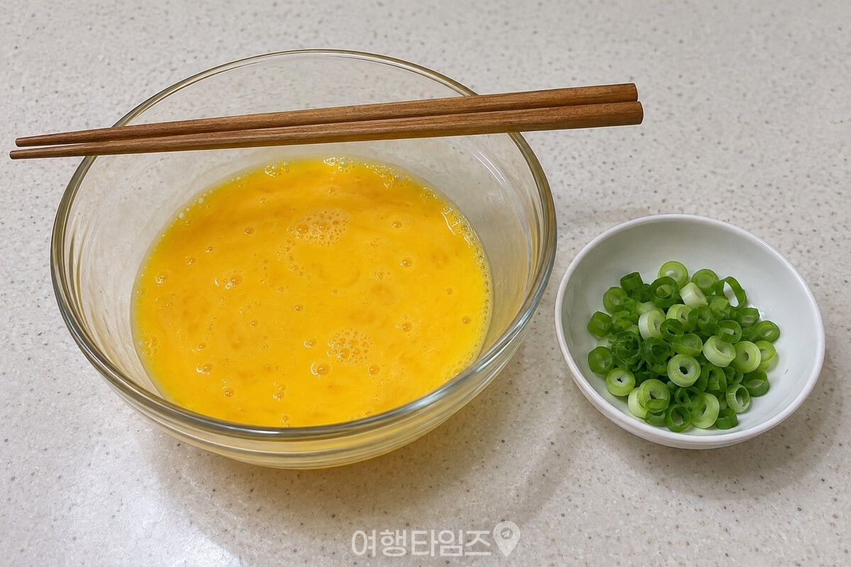 달걀물과 썬 대파를 준비한 깨끗한 조리대 / 기사 이해를 돕기 위한 생성형 이미지