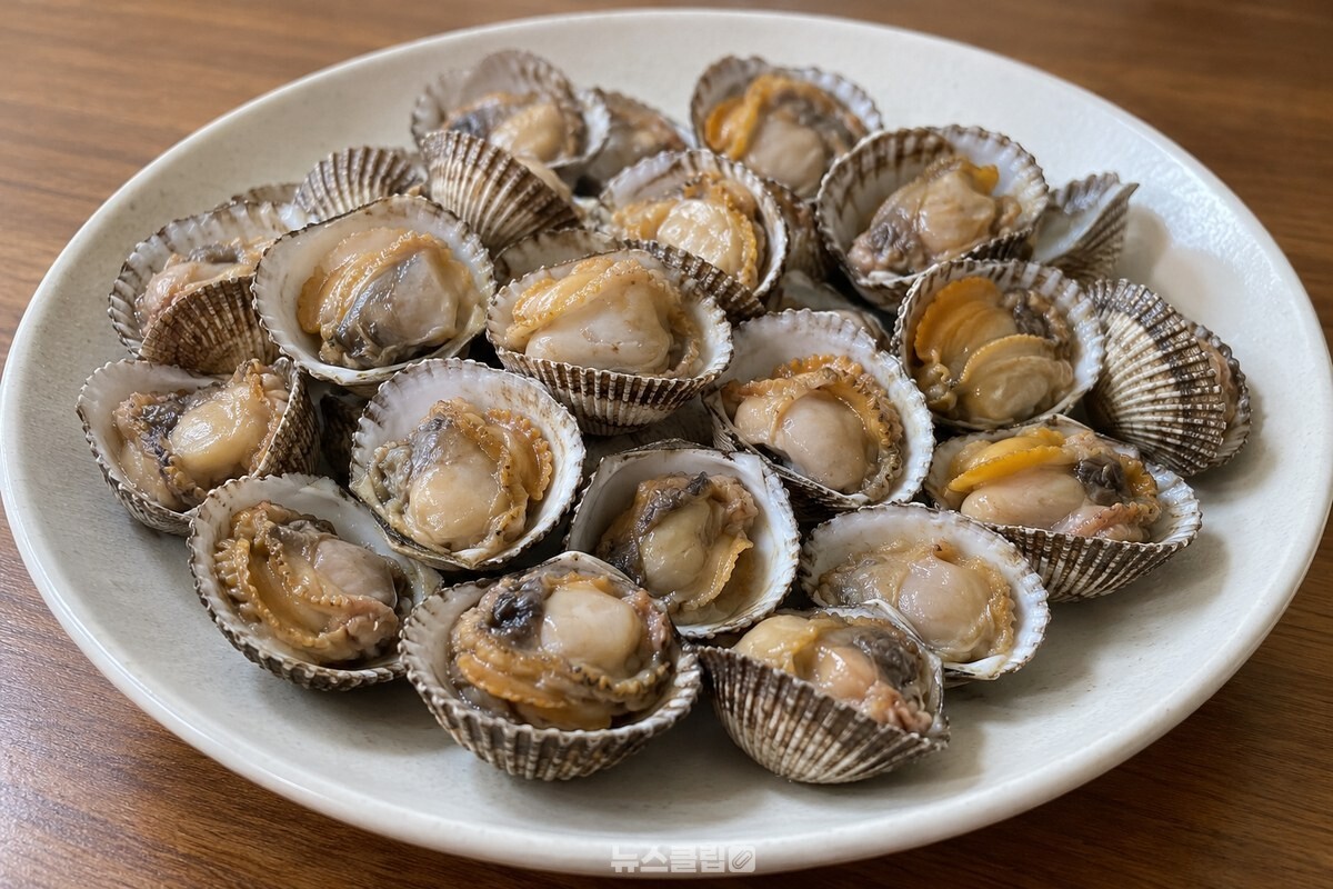 접시에 담아 낸 통통한 꼬막찜 / 기사 이해를 돕기 위한 생성형 이미지