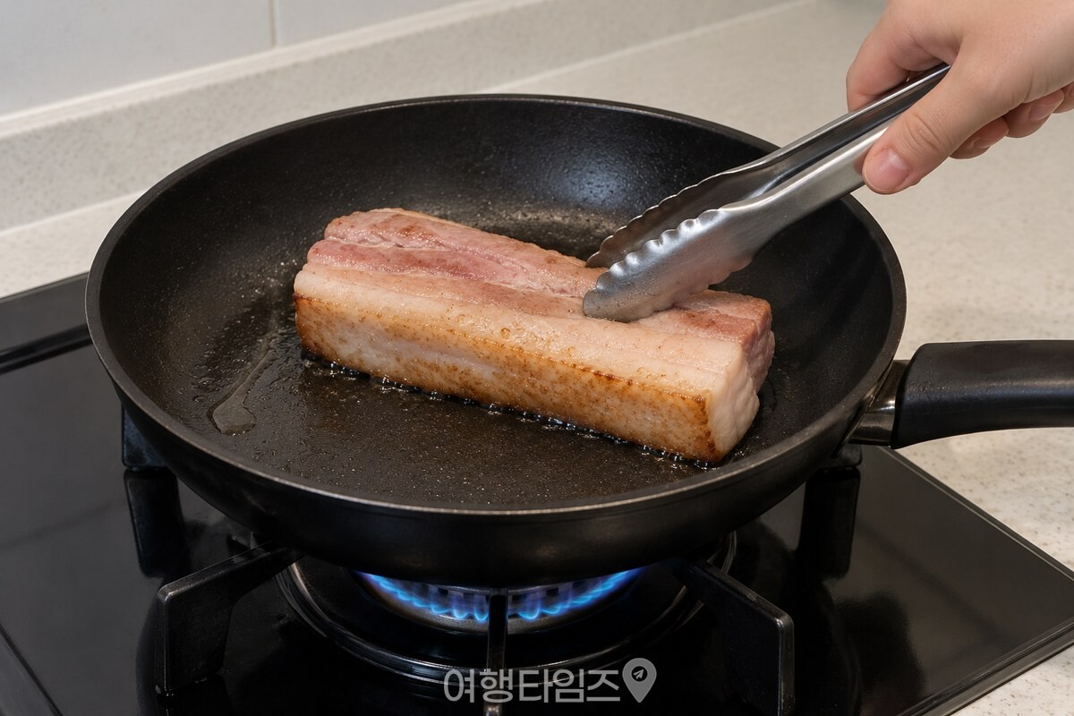 비계 면이 팬 바닥에 닿도록 올린 돼지고기 / 기사 이해를 돕기 위한 생성형 이미지