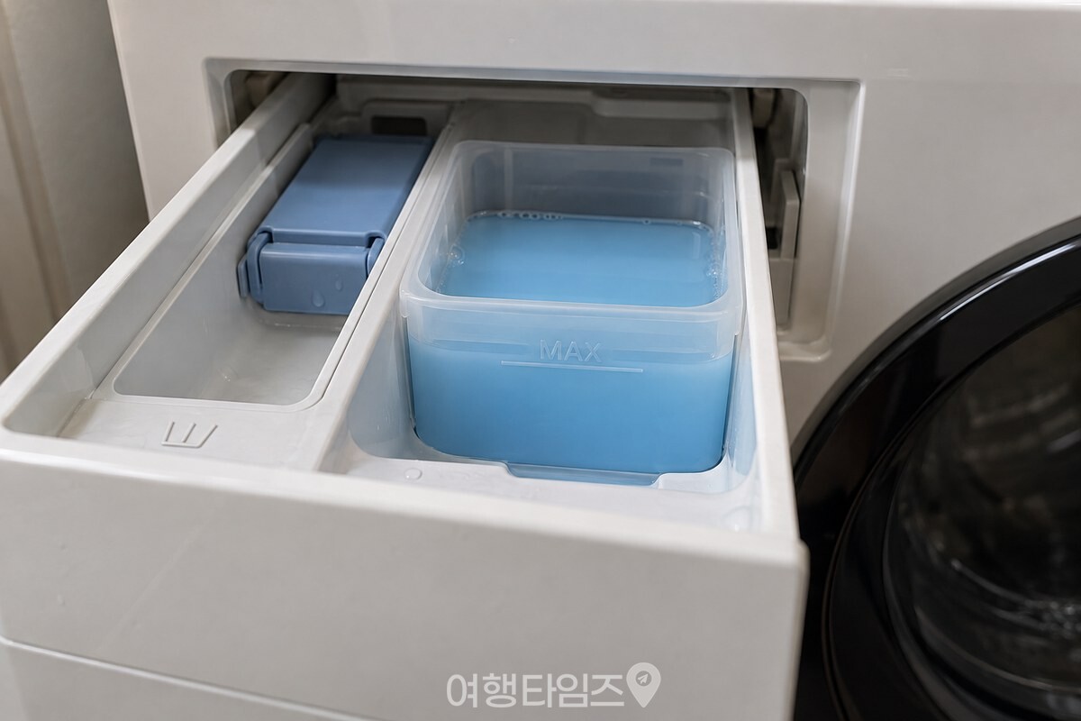 MAX 표시를 조금 넘은 유연제 투입칸 / 기사 이해를 돕기 위한 생성형 이미지