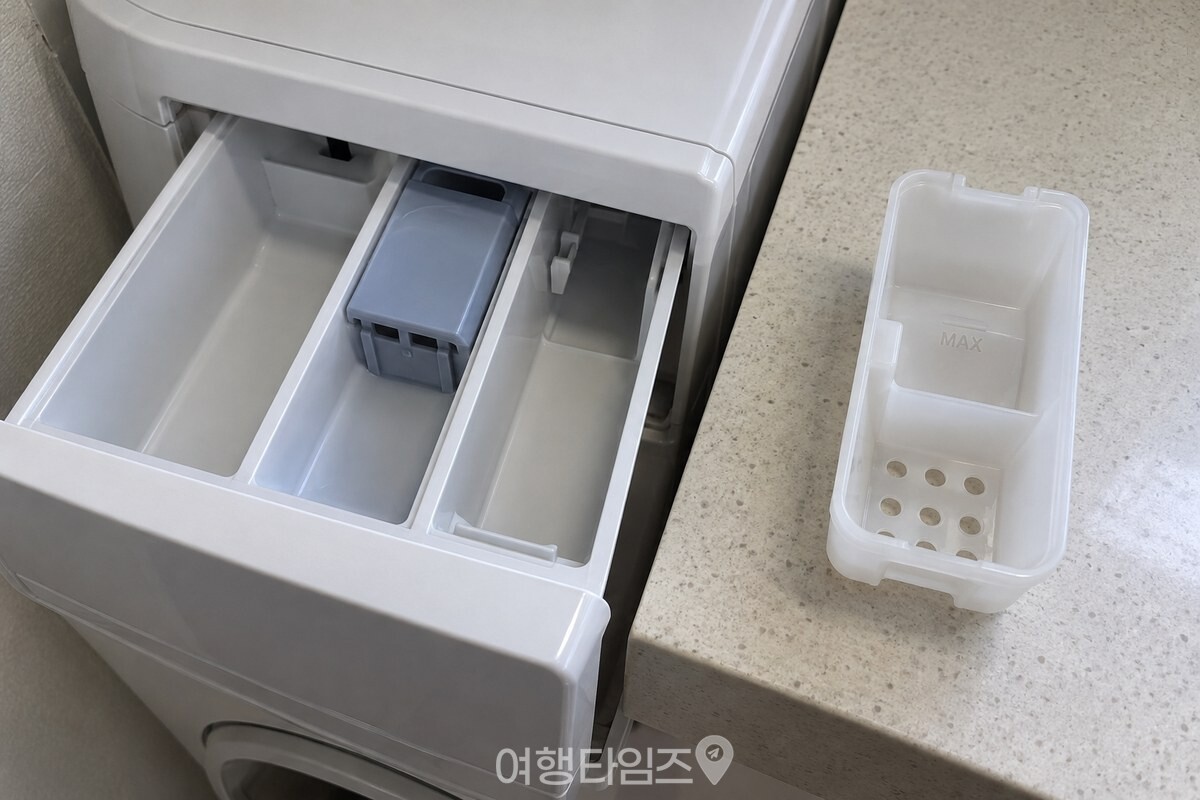 세탁기에서 분리해 비워 둔 섬유유연제 투입컵 / 기사 이해를 돕기 위한 생성형 이미지