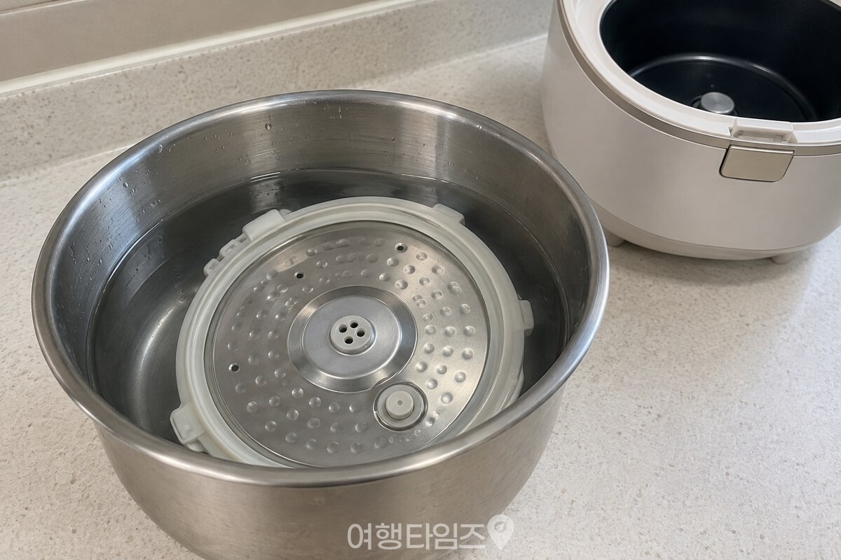 구연산 물에 분리형 뚜껑 커버를 함께 담가 둔 내솥 / 기사 이해를 돕기 위한 생성형 이미지