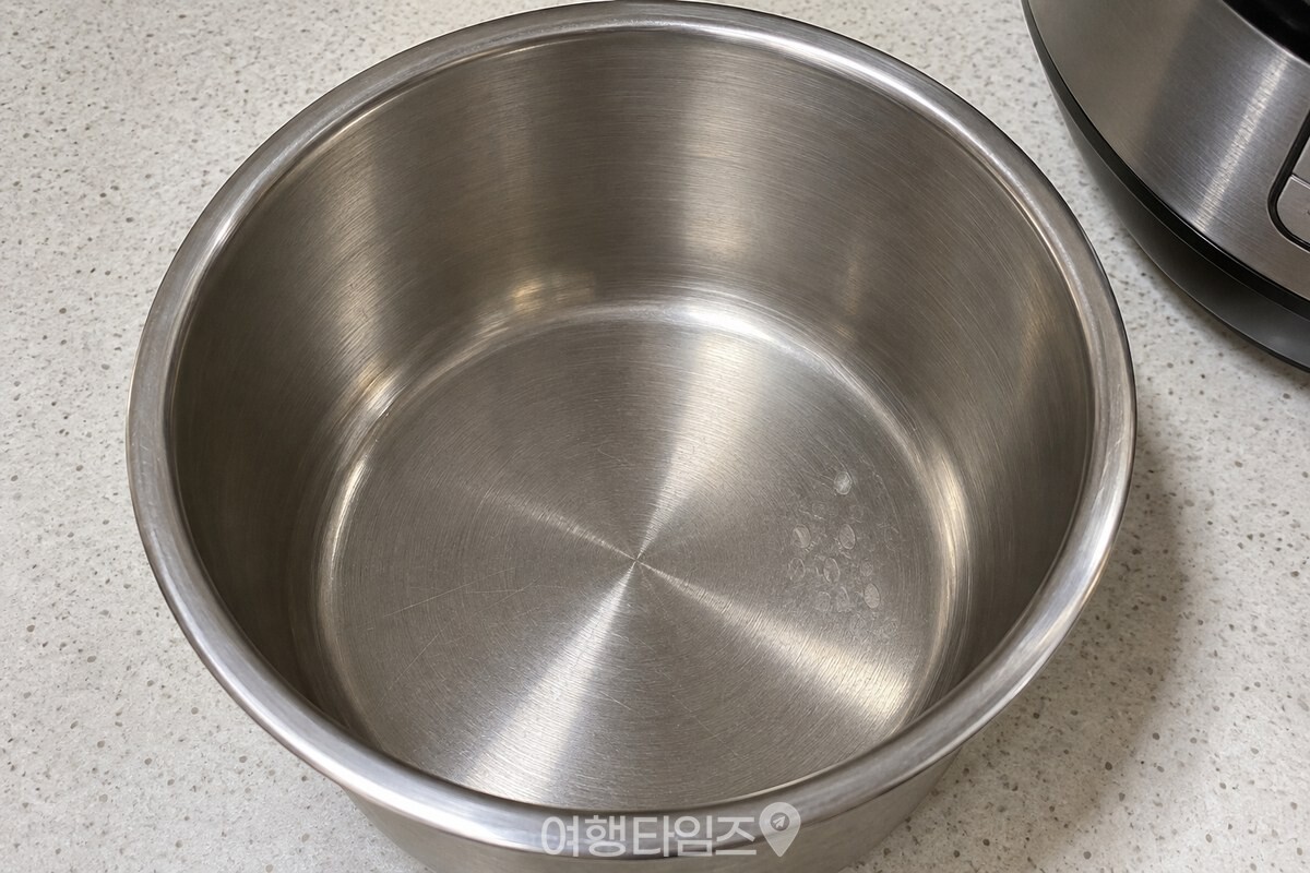 쌀알 모양의 옅은 하얀 자국이 남은 스테인리스 밥솥 내솥 / 기사 이해를 돕기 위한 생성형 이미지