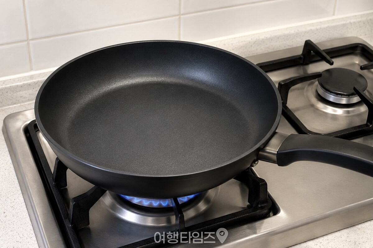 물기 없이 깨끗하게 말린 프라이팬 / 기사 이해를 돕기 위한 생성형 이미지