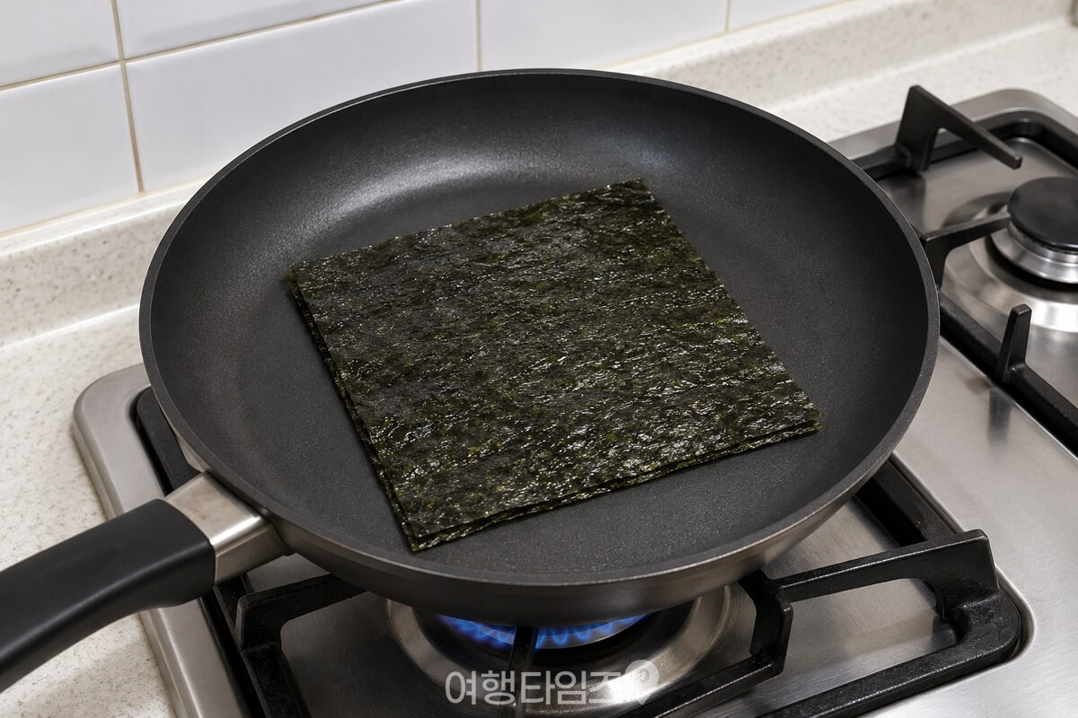 모서리를 맞춰 두 장 겹쳐 올린 마른 김 / 기사 이해를 돕기 위한 생성형 이미지