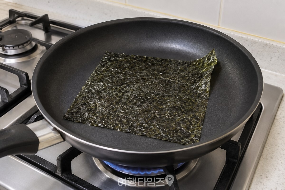 마른 팬 가장자리에서 살짝 말린 김 한 장 / 기사 이해를 돕기 위한 생성형 이미지