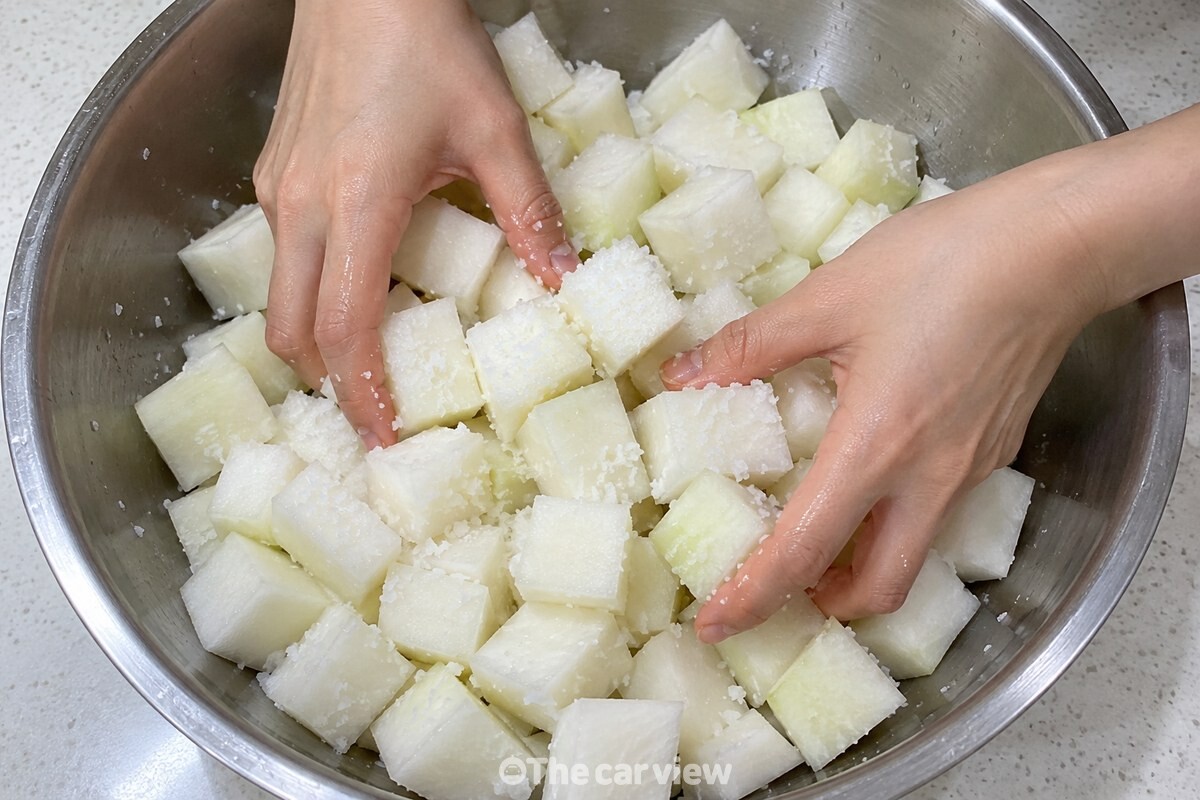 소금을 뿌린 깍둑 썬 가을무를 버무리는 손 / 기사 이해를 돕기 위한 생성형 이미지