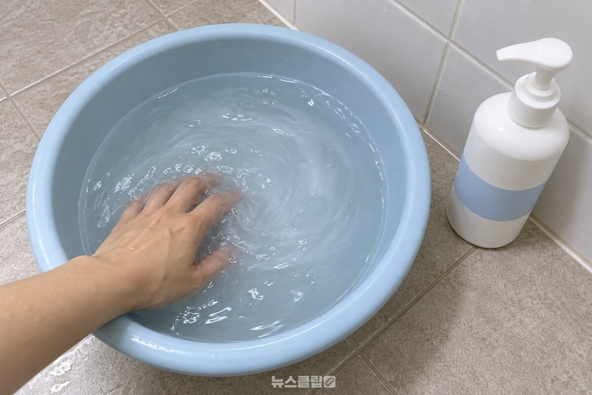 미지근한 물에 헤어 린스를 풀어 둔 깨끗한 대야 / 기사 이해를 돕기 위한 생성형 이미지
