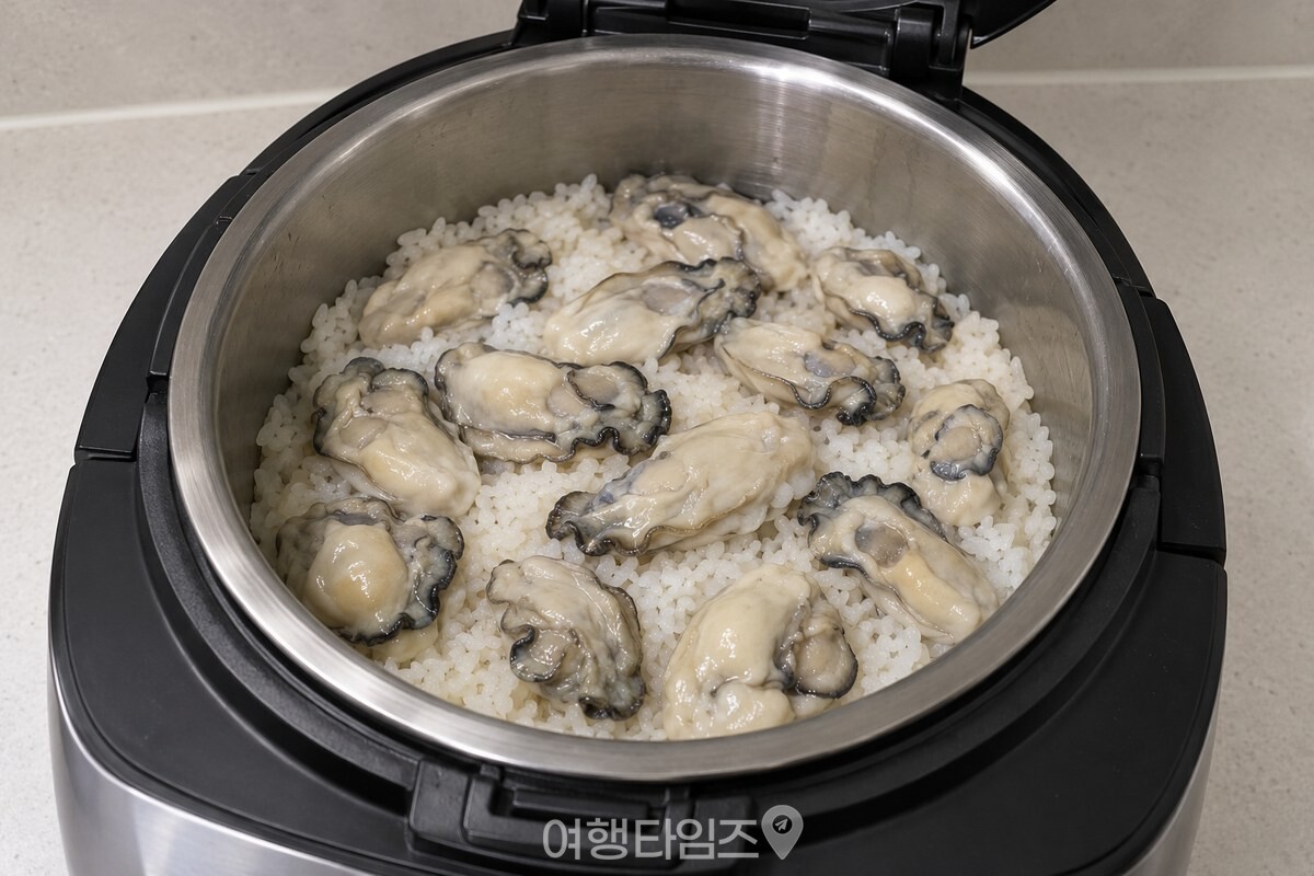 갓 지은 밥 위에 한 겹으로 펼쳐 올린 손질 굴 / 기사 이해를 돕기 위한 생성형 이미지