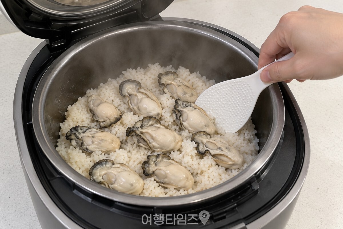 밥솥 안의 밥 위에 고르게 펼친 굴 / 기사 이해를 돕기 위한 생성형 이미지