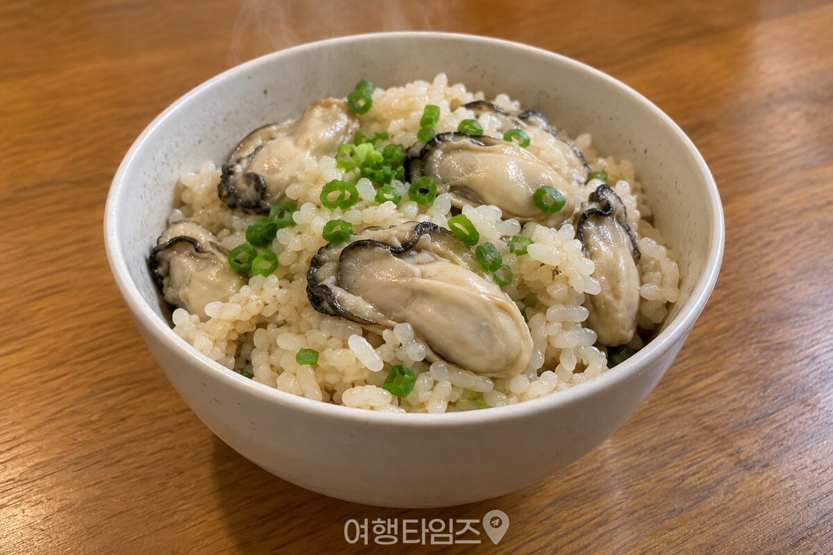 통통한 굴이 올려진 완성 굴밥 / 기사 이해를 돕기 위한 생성형 이미지