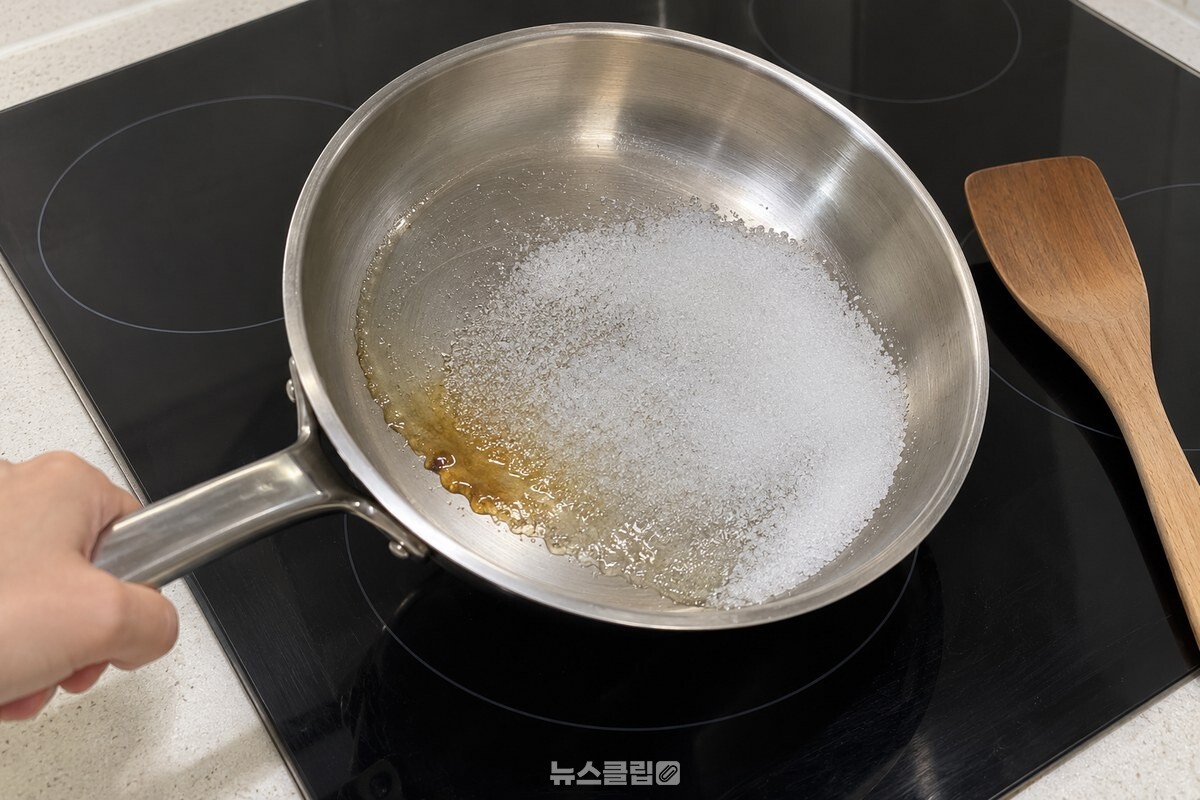 약불의 팬을 기울여 설탕과 기름을 녹이는 모습 / 기사 이해를 돕기 위한 생성형 이미지