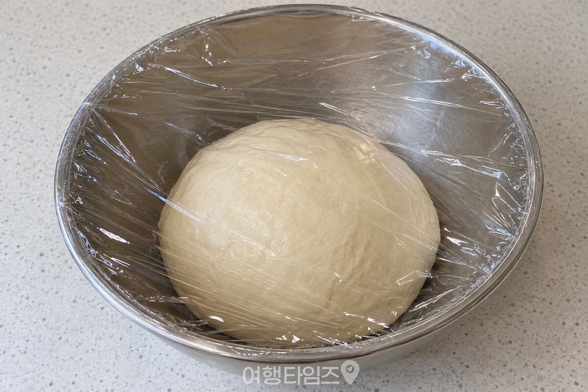 랩을 씌워 잠시 둔 매끈한 수제비 반죽 / 기사 이해를 돕기 위한 생성형 이미지