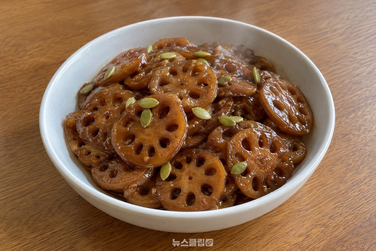 윤기 나는 연근조림이 담긴 반찬 그릇 / 기사 이해를 돕기 위한 생성형 이미지