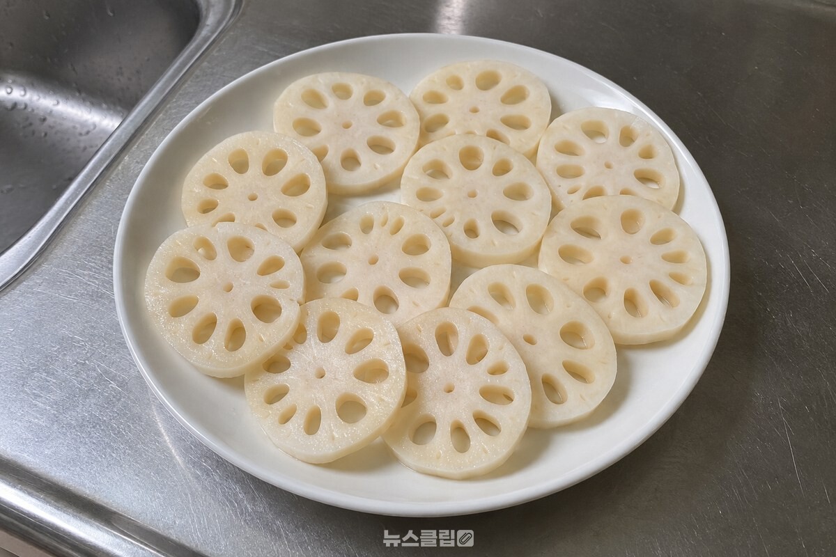 3mm 두께로 썬 연근 단면을 살핀 모습 / 기사 이해를 돕기 위한 생성형 이미지