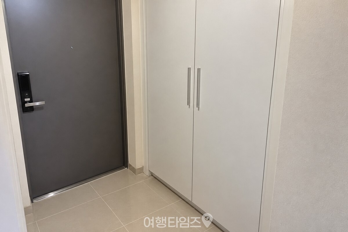 닫힌 신발장이 놓인 정돈된 현관 모습 / 기사 이해를 돕기 위한 생성형 이미지