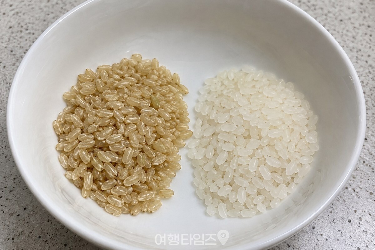 현미와 흰쌀의 표면 차이를 가까이 보여 주는 모습 / 기사 이해를 돕기 위한 생성형 이미지