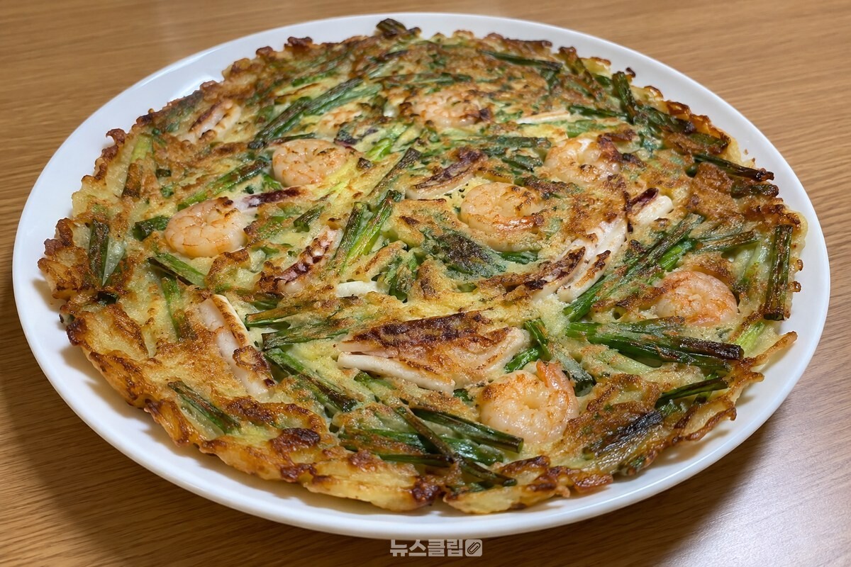 노릇하게 구워 접시에 담은 해물파전 / 기사 이해를 돕기 위한 생성형 이미지