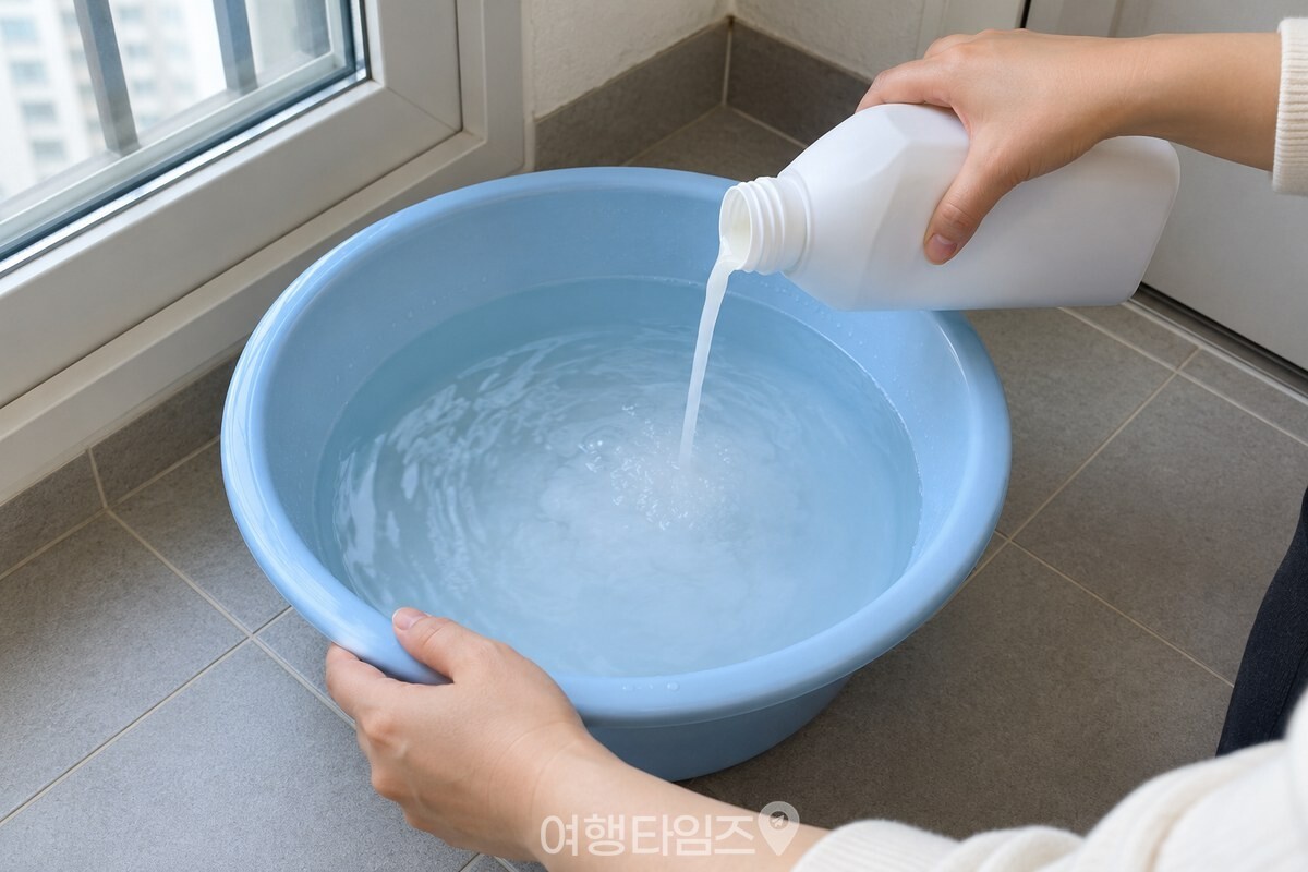 따뜻한 물에 섬유유연제를 묽게 푸는 모습 / 기사 이해를 돕기 위한 생성형 이미지