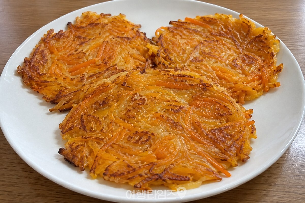 노릇하게 부친 늙은호박전이 담긴 접시 / 기사 이해를 돕기 위한 생성형 이미지