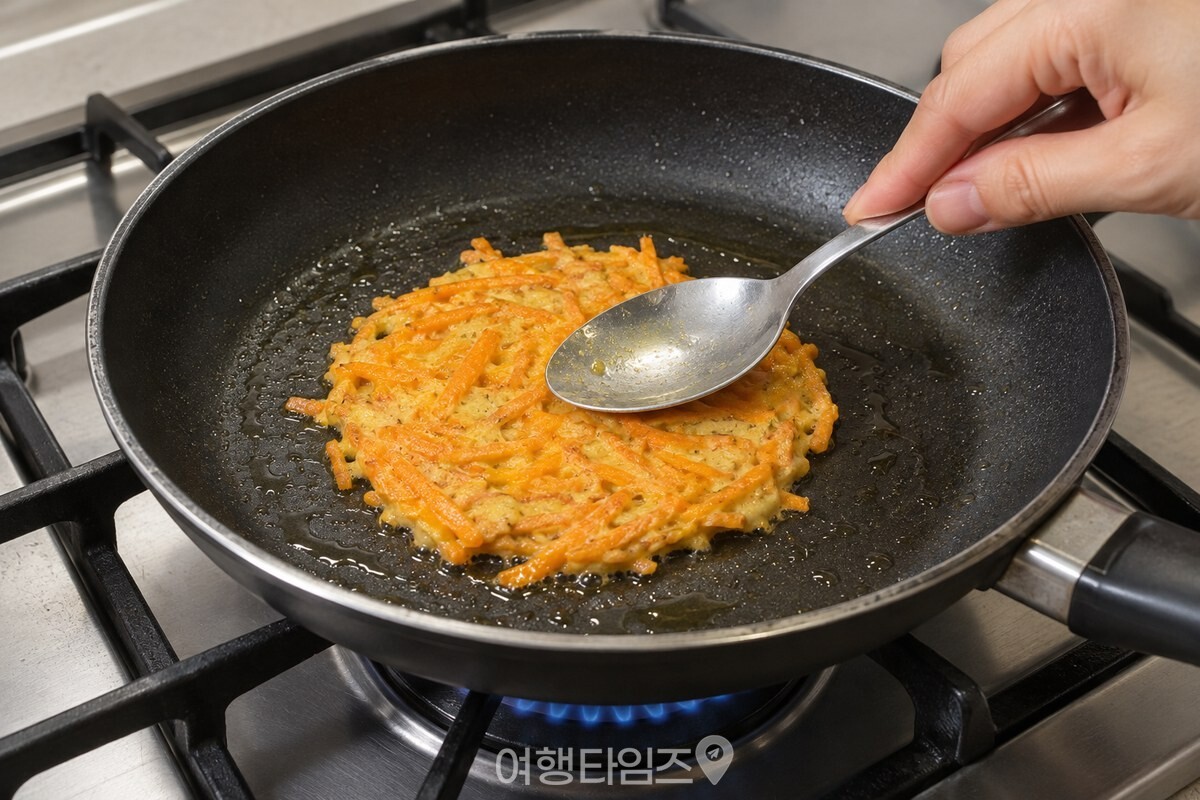 프라이팬에서 얇게 펴 굽는 늙은호박전 반죽 / 기사 이해를 돕기 위한 생성형 이미지