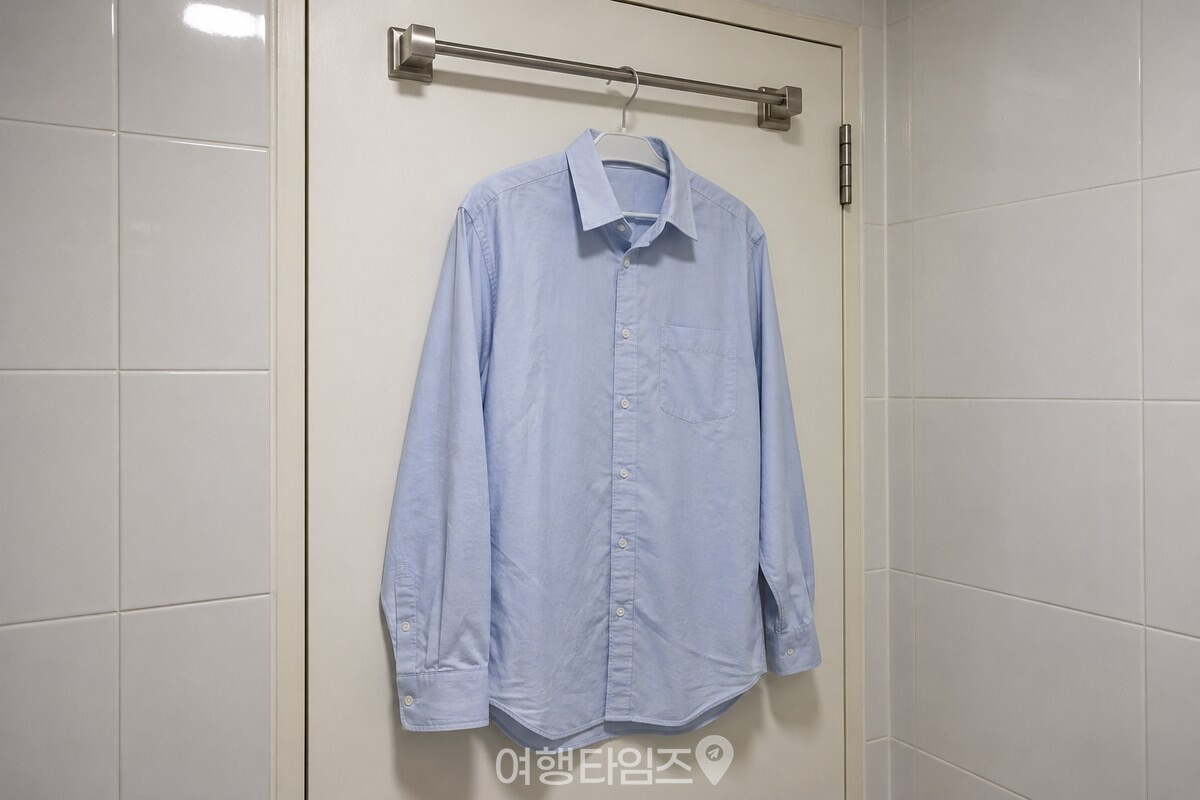 욕실 문 위 수건걸이에 걸어 둔 셔츠 / 기사 이해를 돕기 위한 생성형 이미지
