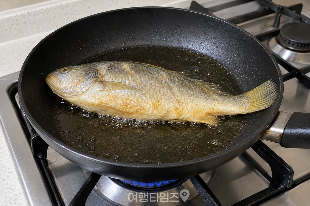 팬 위에서 익는 조기 껍질의 가까운 모습 / 기사 이해를 돕기 위한 생성형 이미지