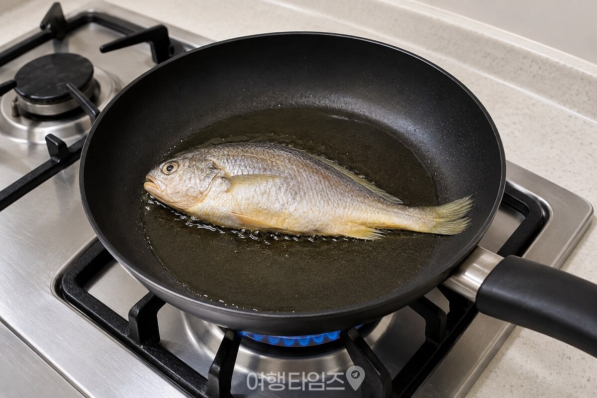 얕게 두른 기름 위에 조기를 올린 프라이팬 / 기사 이해를 돕기 위한 생성형 이미지