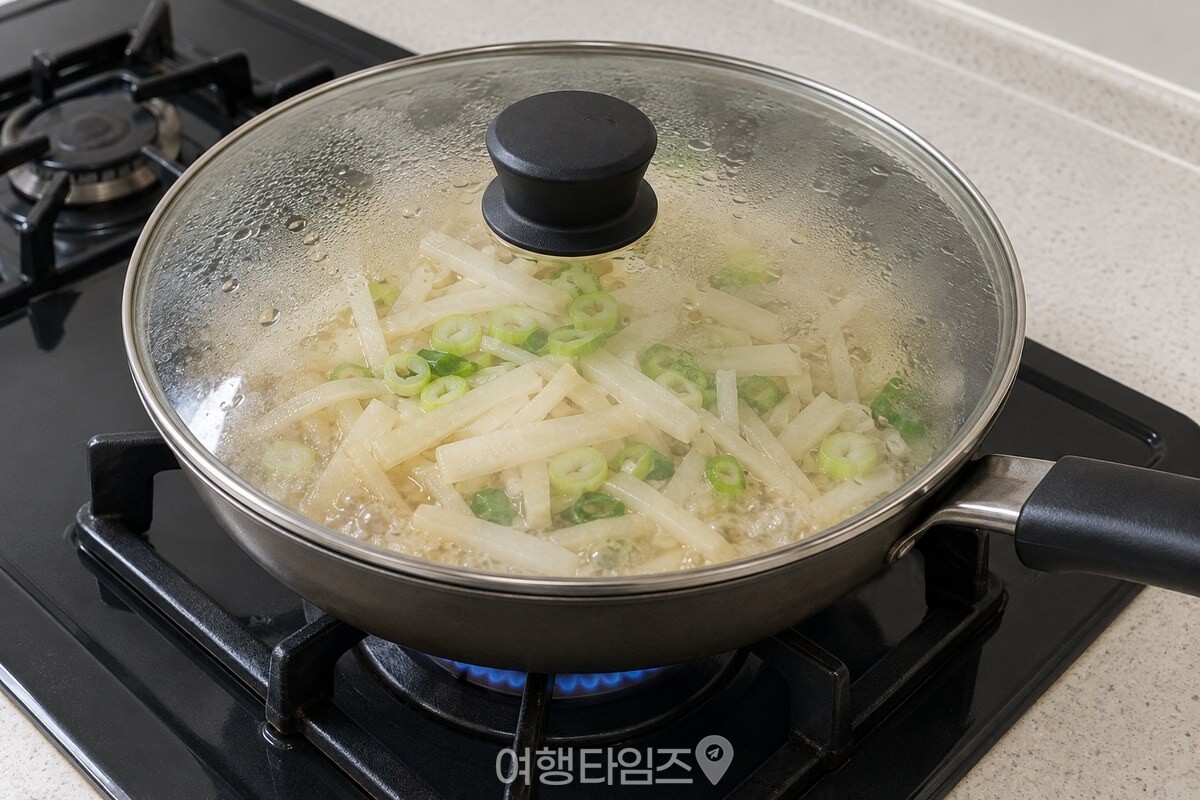 뚜껑을 덮고 약불에서 익히는 무나물 팬 / 기사 이해를 돕기 위한 생성형 이미지