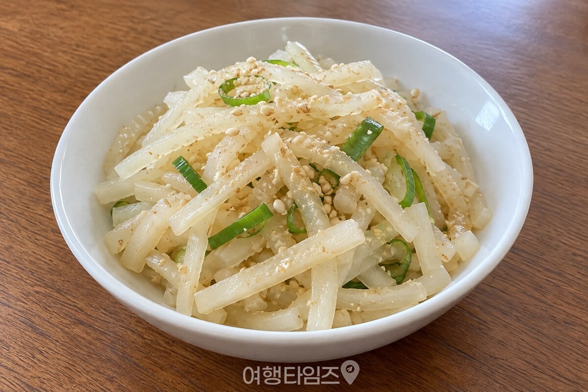 깨 가루를 뿌린 완성 무나물 반찬 / 기사 이해를 돕기 위한 생성형 이미지