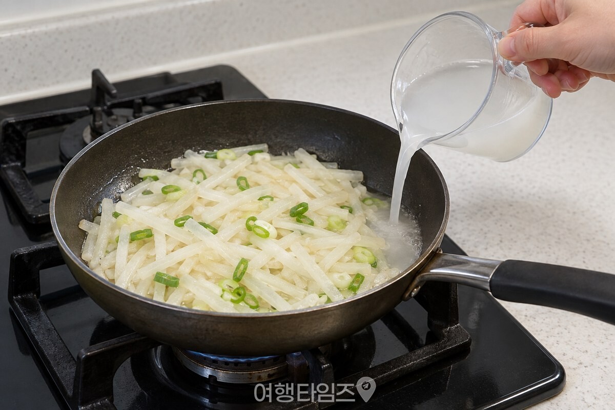 팬 가장자리로 쌀뜨물을 붓는 무채 / 기사 이해를 돕기 위한 생성형 이미지