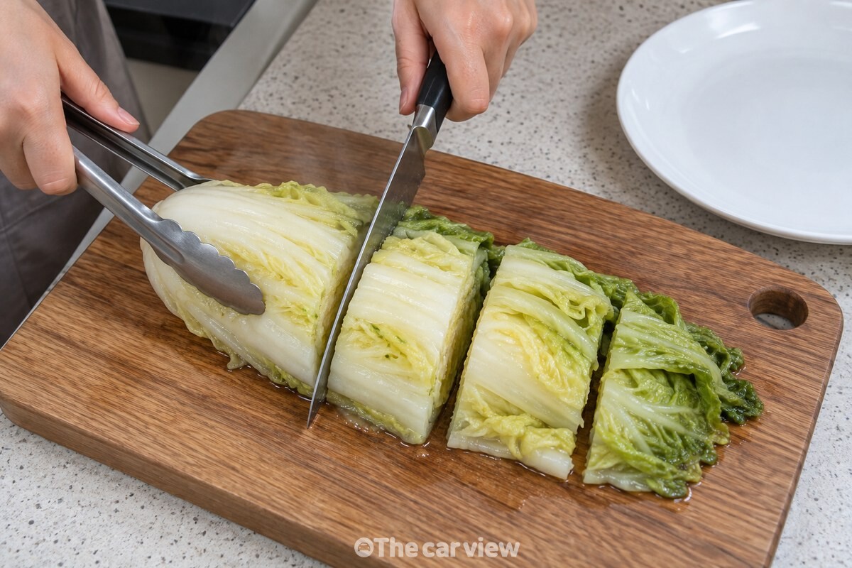 집게로 도마 위 찐 배추를 네 등분하는 모습 / 기사 이해를 돕기 위한 생성형 이미지