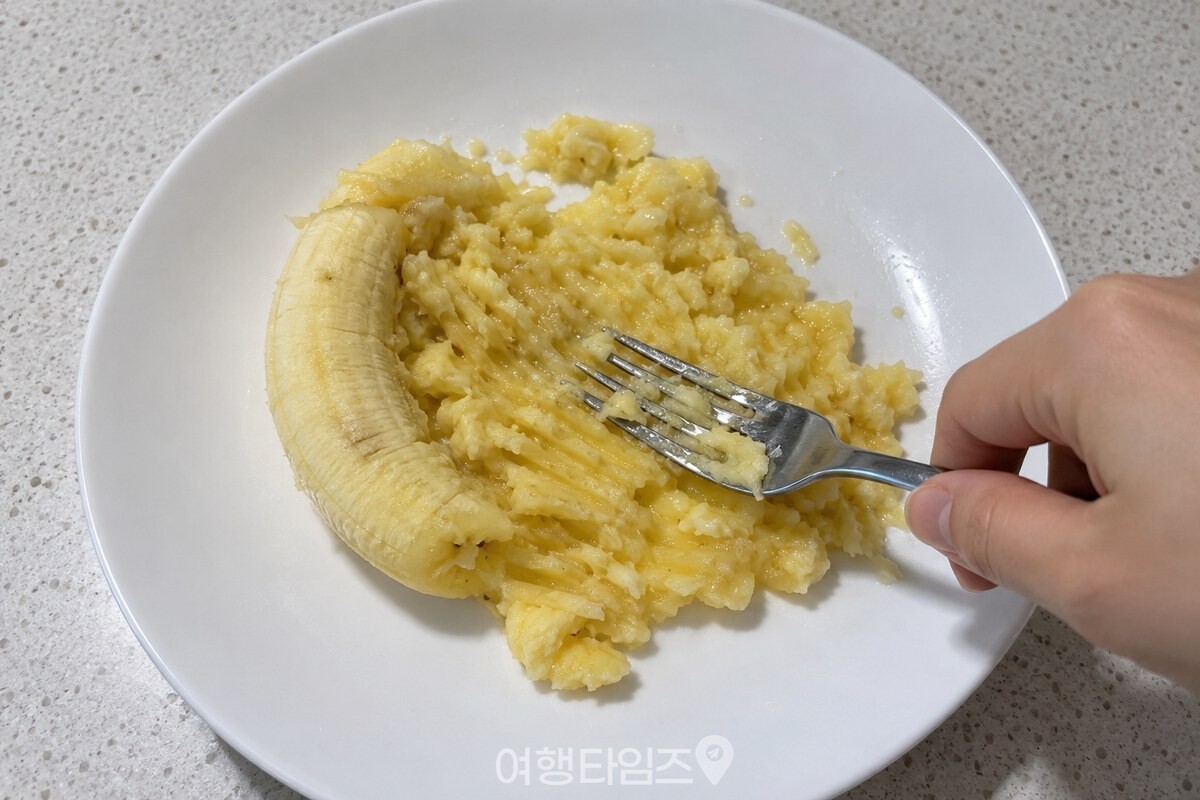 포크로 곱게 으깬 잘 익은 바나나 / 기사 이해를 돕기 위한 생성형 이미지
