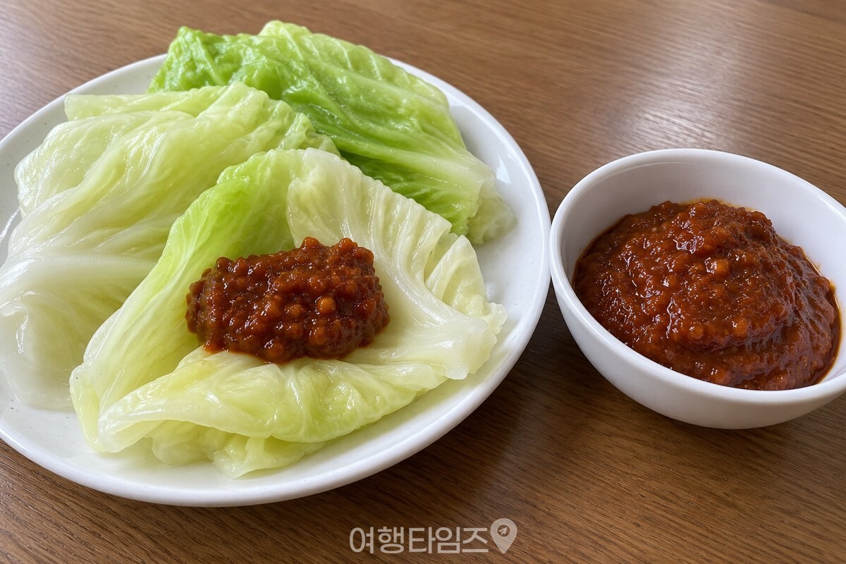 찐 양배추 위에 올린 되직한 쌈장 / 기사 이해를 돕기 위한 생성형 이미지