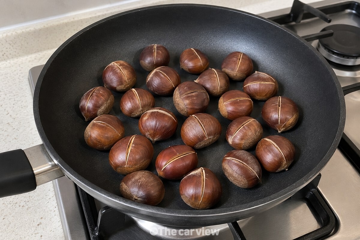 마른 프라이팬에 한 켜로 놓인 칼집 낸 밤 / 기사 이해를 돕기 위한 생성형 이미지