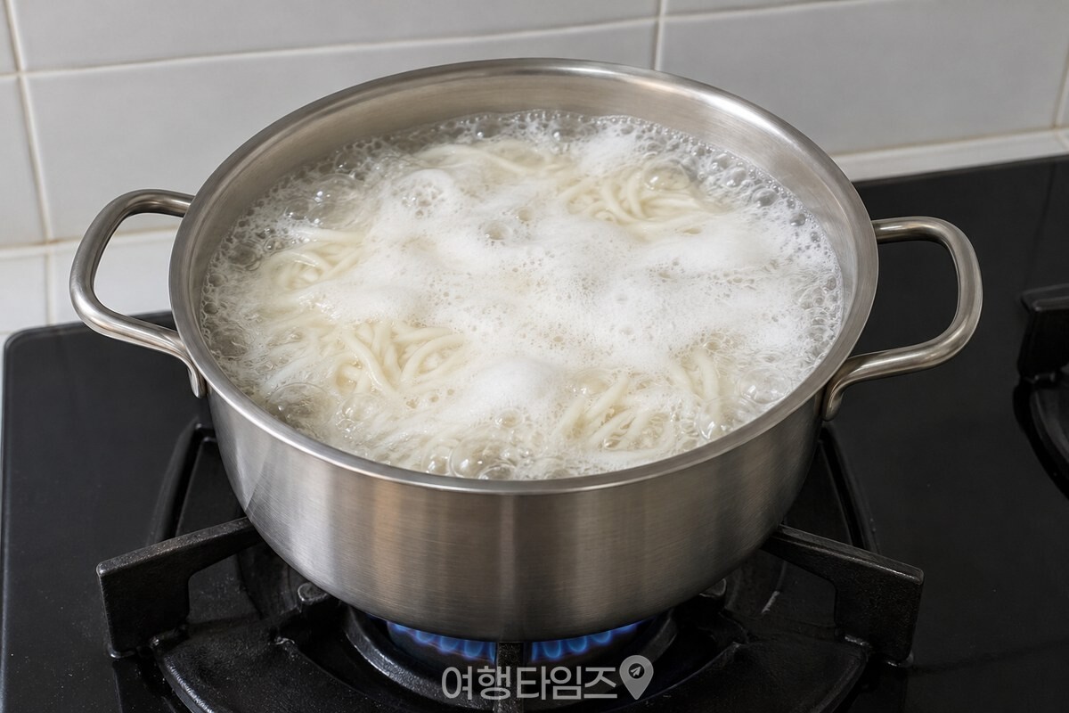 국수 면 위로 하얀 거품이 올라오는 냄비 / 기사 이해를 돕기 위한 생성형 이미지