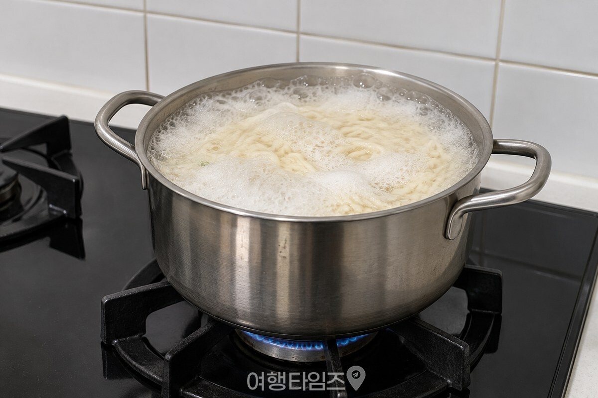 가스레인지 위에서 거품이 가장자리 아래까지 올라온 국수 냄비 / 기사 이해를 돕기 위한 생성형 이미지