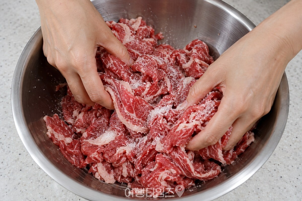 설탕을 먼저 넣어 얇은 소고기 조각을 펼쳐 버무리는 손 / 기사 이해를 돕기 위한 생성형 이미지