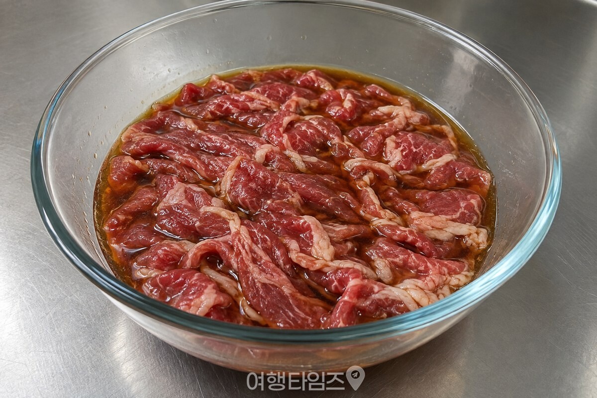 간장 양념이 고르게 묻은 얇은 소고기를 담은 유리 볼 / 기사 이해를 돕기 위한 생성형 이미지