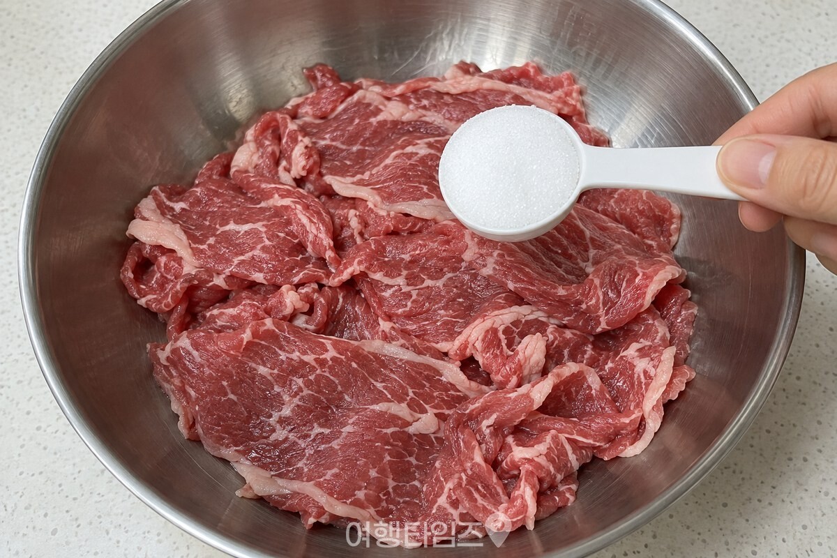 넓은 볼에 펼친 불고기용 소고기와 따로 덜어 둔 설탕 / 기사 이해를 돕기 위한 생성형 이미지